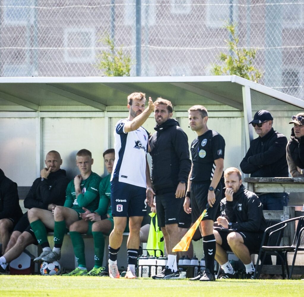 Jakob Poulsen og Patrick Mortensen på sidelinjen.
