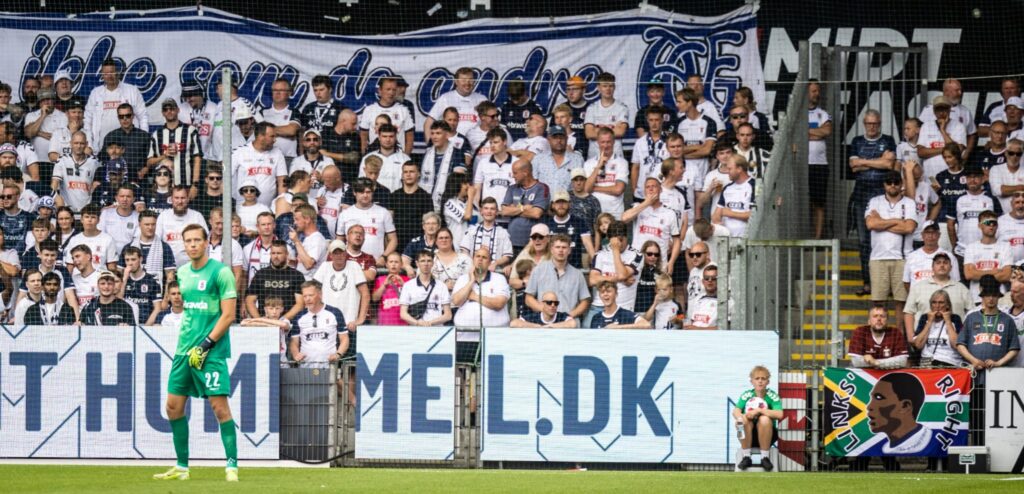 Leopold Wahlstedt med fans bag sig mod Sønderjyske.