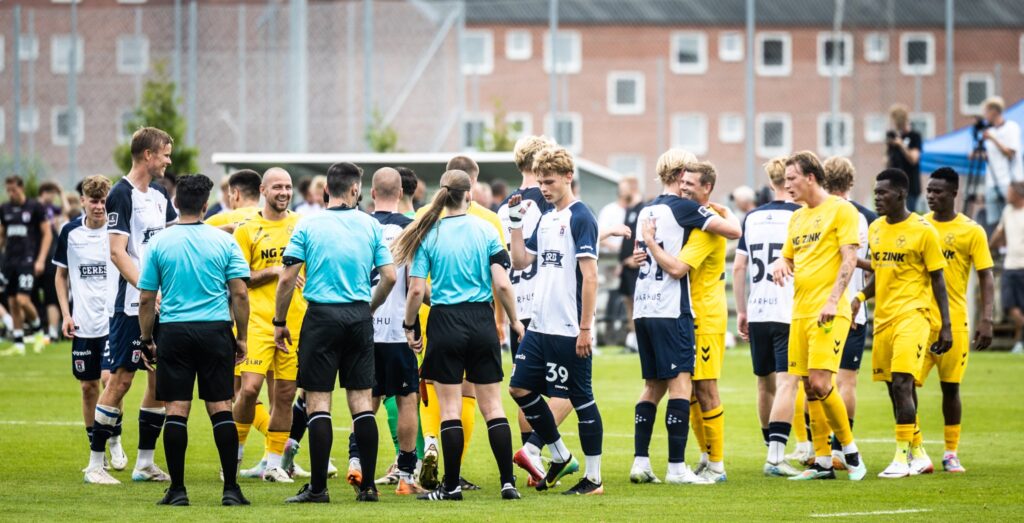 AC Horsens og AGF siger tak for kampen.