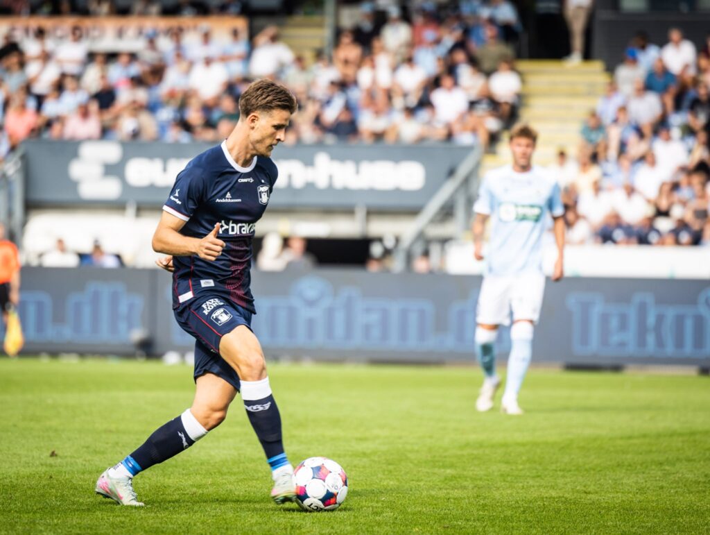 Rasmus Carstensen i kamp mod Sønderjyske med bolden.