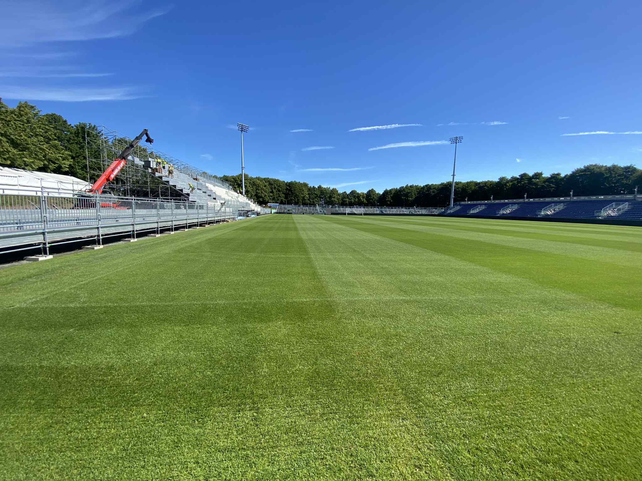 A-tribunen under opbygning i Vejlby.