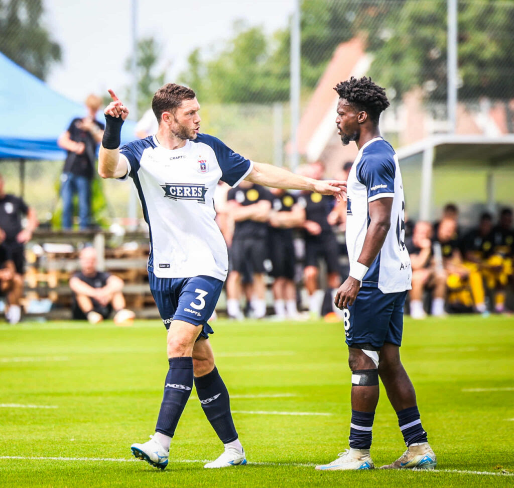Henrik Dalsgaard guider Richmond Gyamfi.