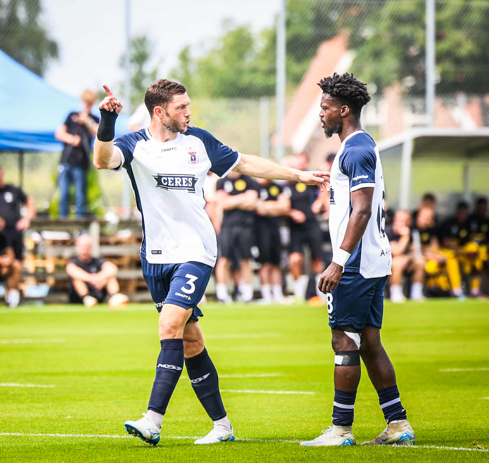 Henrik Dalsgaard guider Richmond Gyamfi.
