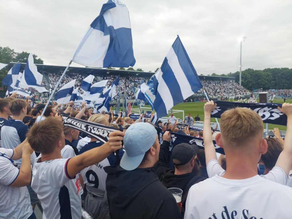 AGF-fans på stemningsafsnittet i Vejlby.