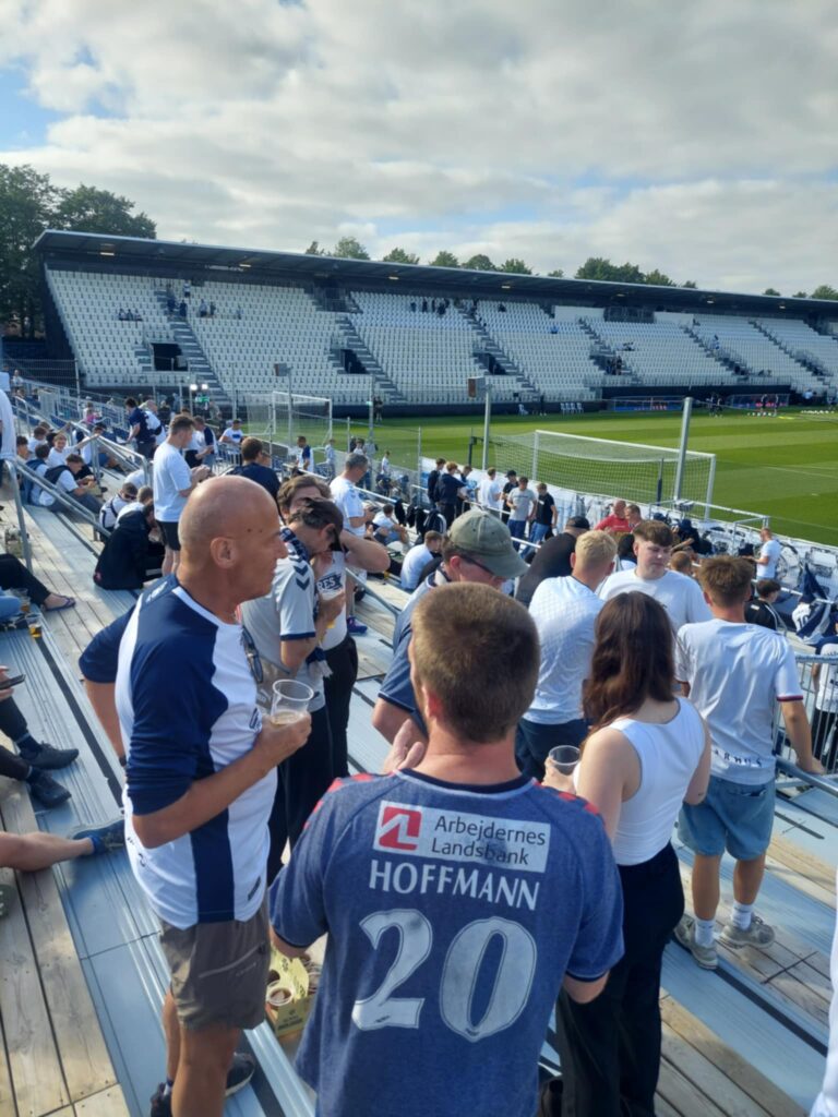 AGF-fans varmer op inden Superligakamp i Vejlby.