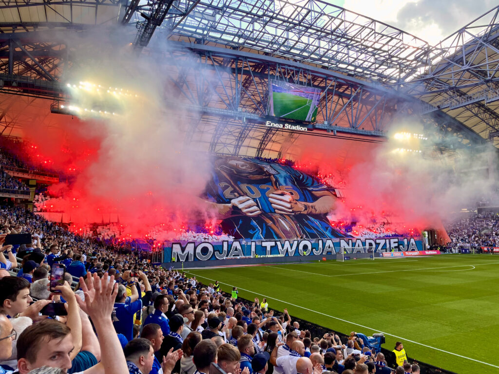 Groundhopping Tours arrangerer ture med pyro på lægterne.