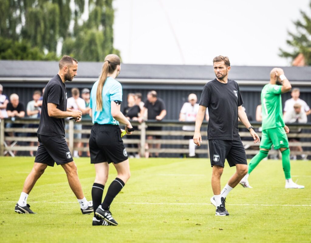 Jakob Poulsen i snak med linjedommer.