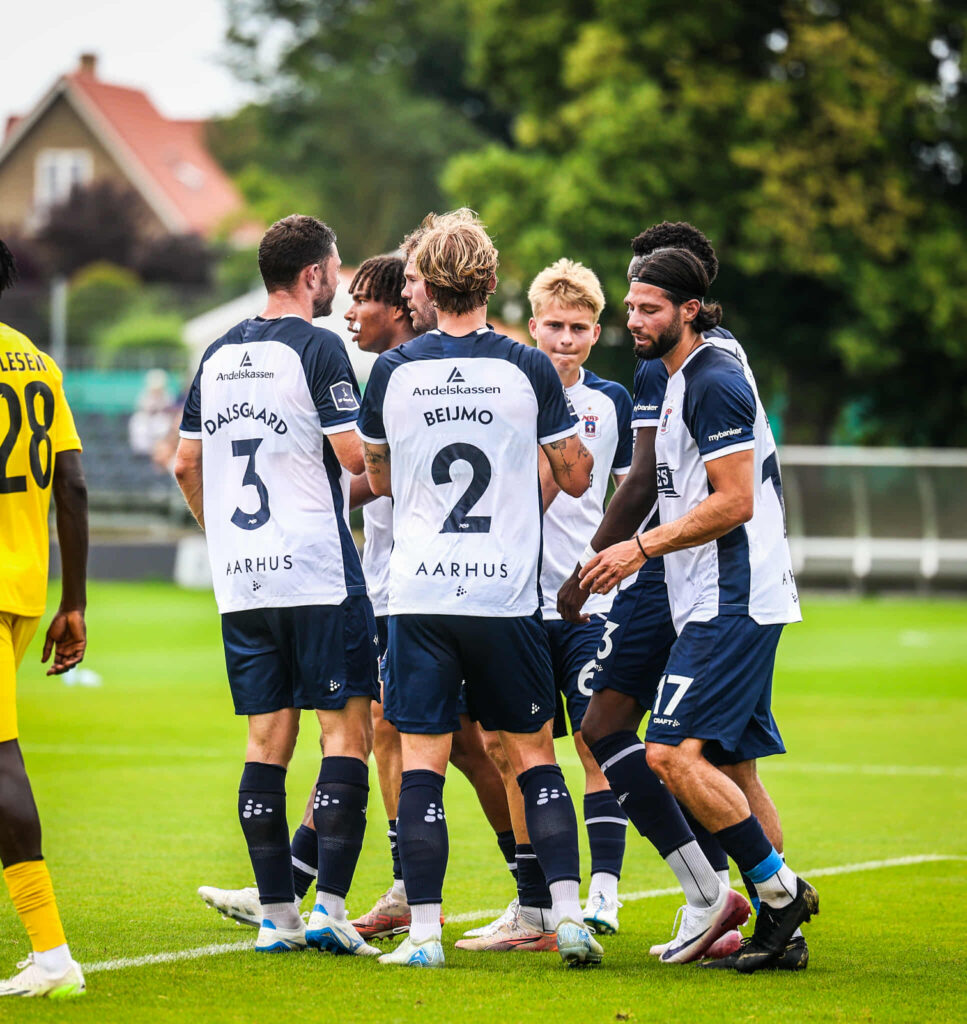 Holdet samlet på Fredensvang efter scoring.
