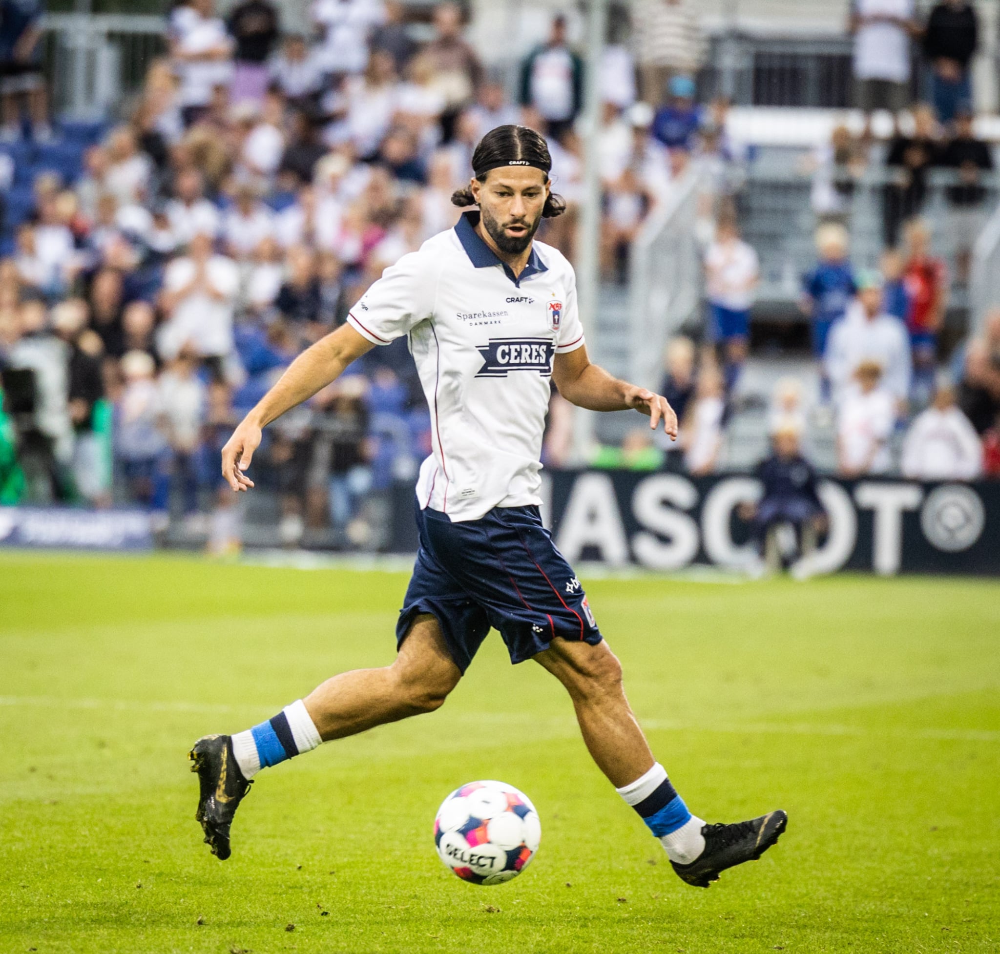 Kevin Yakob dribler på Ceres Park Vejlby.
