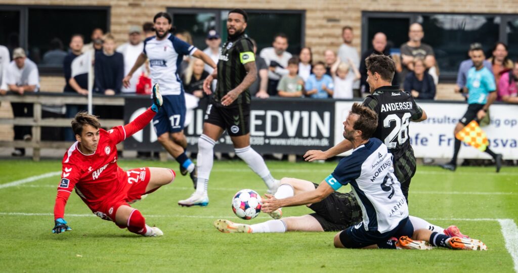 Patrick Mortensen scorer med hånden.