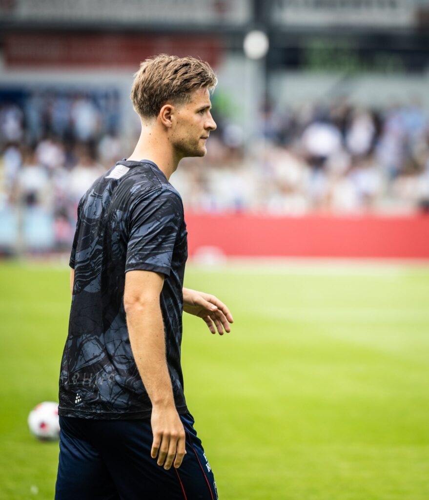 Rasmus Carstensen på vej på Sydbank Park.