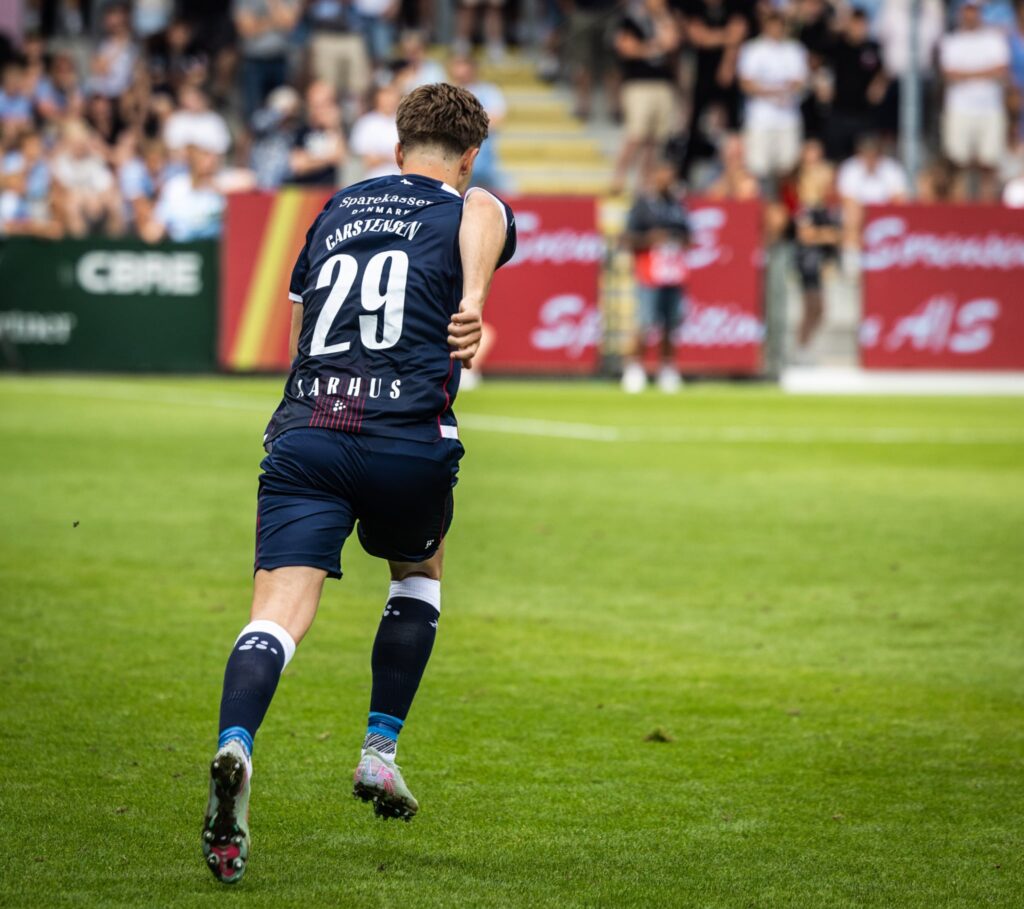 Rasmus Carstensen løber på banen mod Sønderjyske.