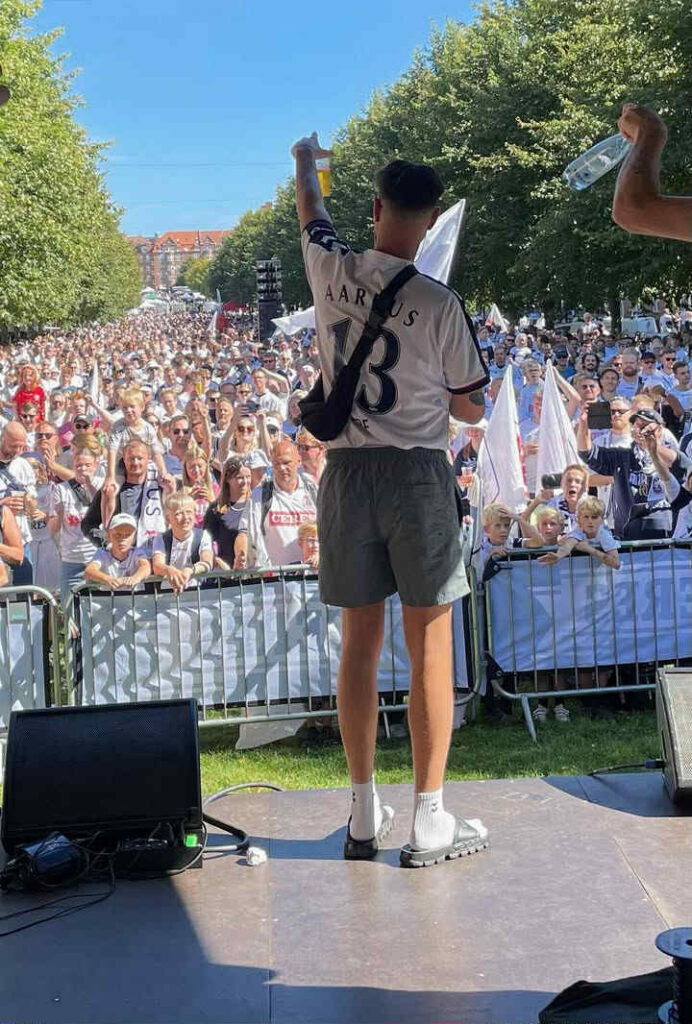 Søren Karim optræder til Aarhus Walk 2024 foran stort publikum.