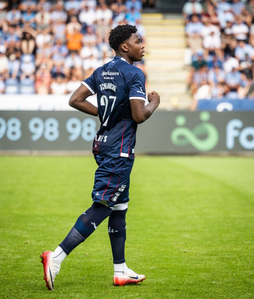 Stefen Tchamche løber på banen i Sønderjyske.