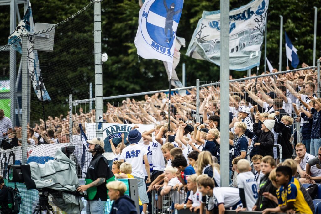 Stemningsafsnit med capo og fans.