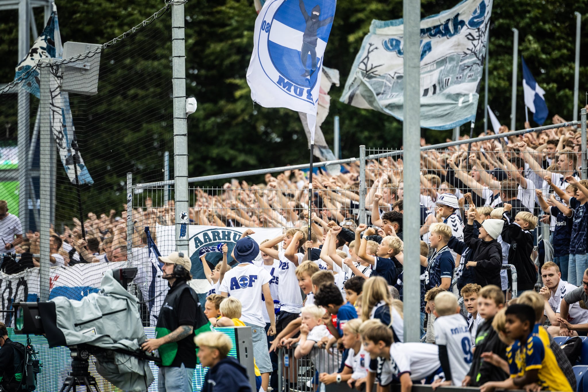 Stemningsafsnit med capo og fans.
