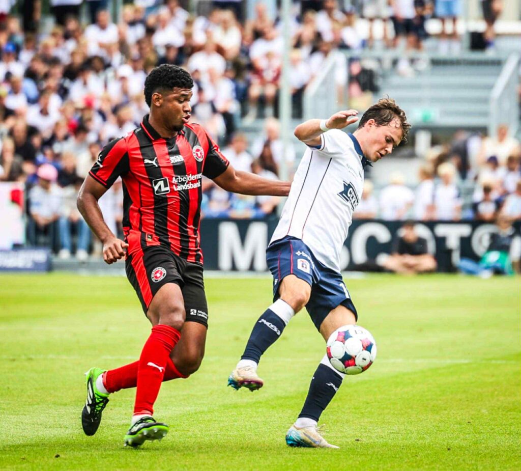 Kristian Arnstad i kamp om bolden mod FCM.