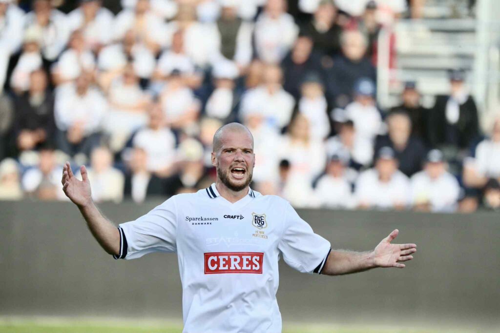 Nicolai Poulsen slår ud med armene i legendetrøjen 2025.