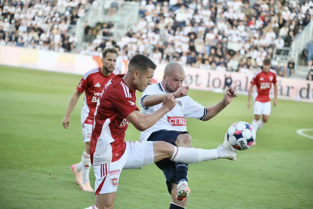 Nicolai Poulsen i duel med Vejle-spillere.