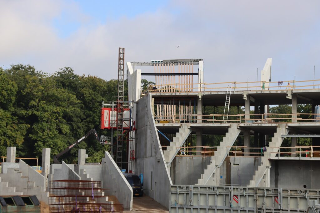 Stadion i Kongelunden under opbygning sommeren 2025.