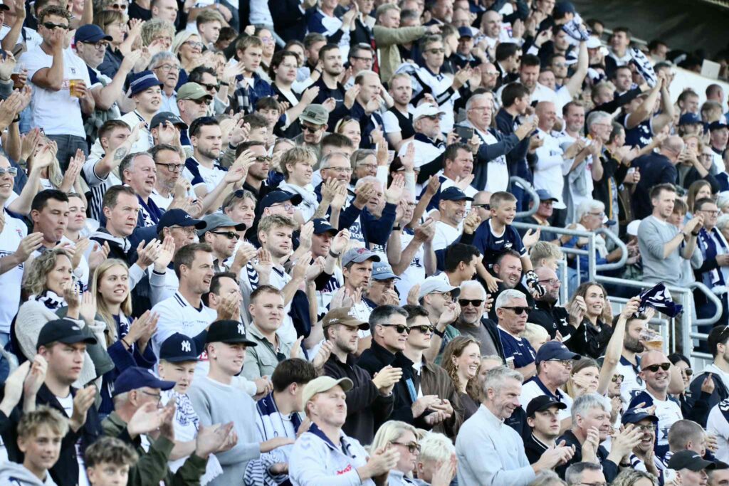 AGF-fans på A-tribune i Vejlby.