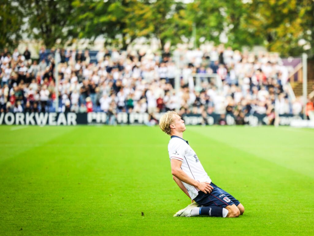 Tobias Bech jubler efter scoring på Ceres Park Vejlby.