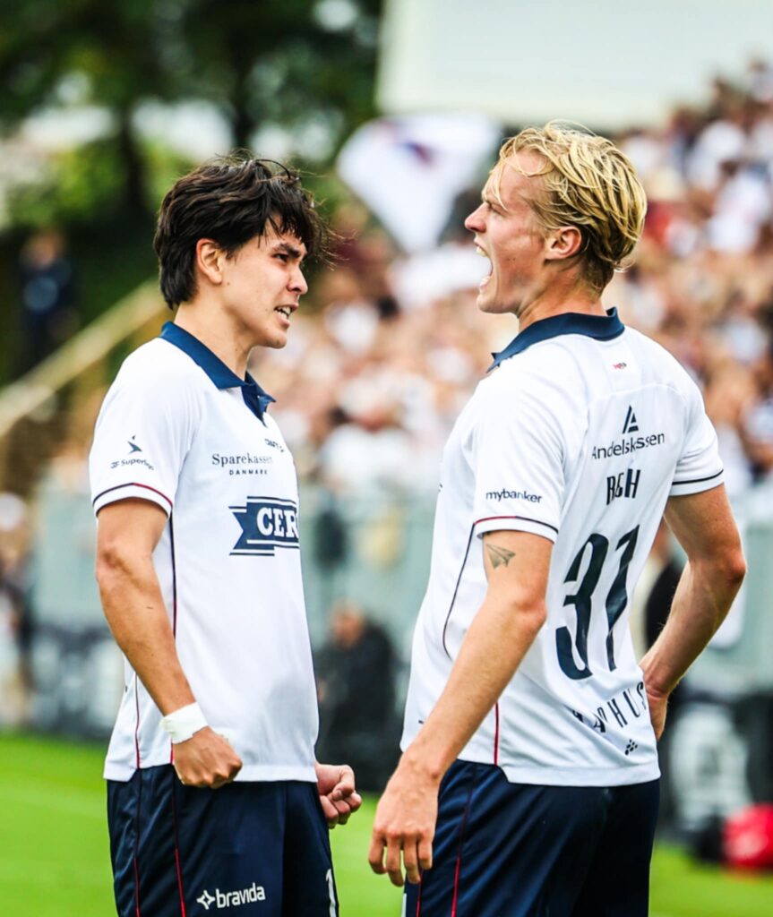 Kahl og Bech fejrer scoring på Ceres Park Vejlby.