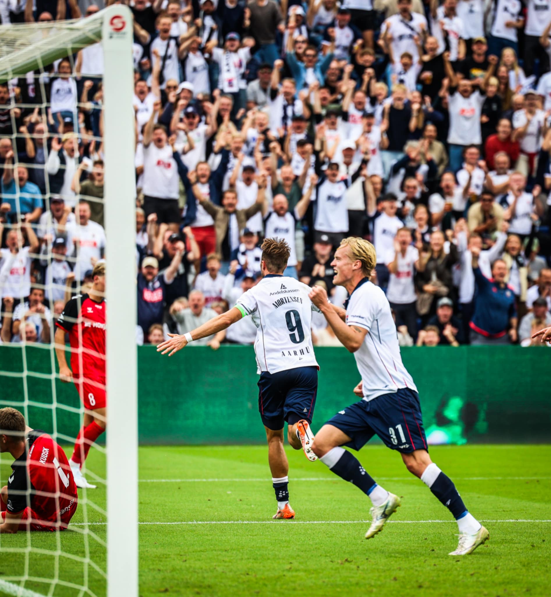 Patrick Mortensen og Tobias Bech jubler på Ceres Park Vejlby efter scoring mod FC Fredericia.