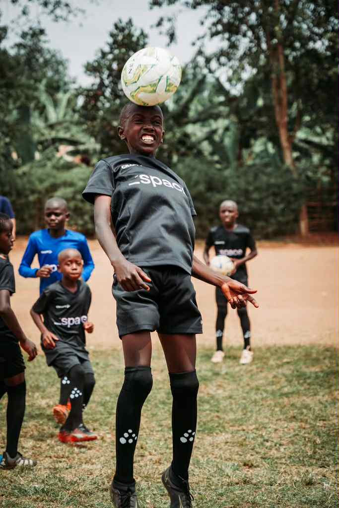 El Cambio-spiller header til bolden.