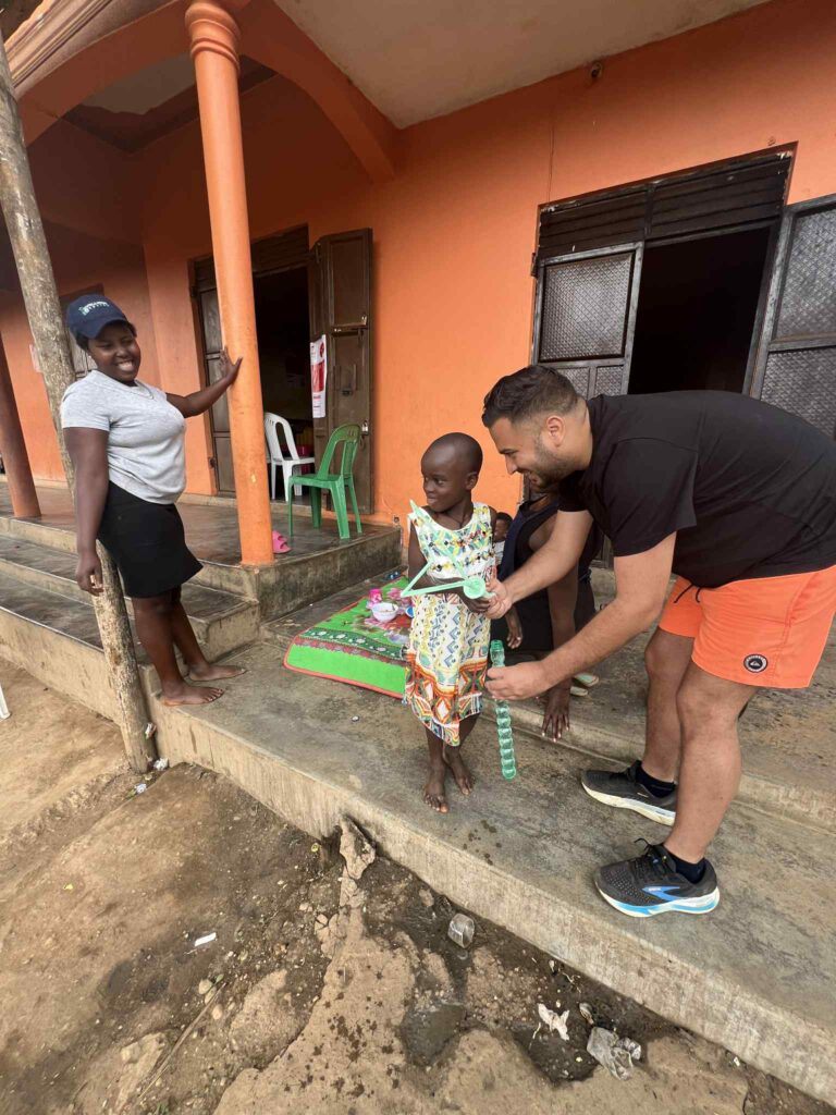 Younes Deaibes leger med en pige på El Cambio.