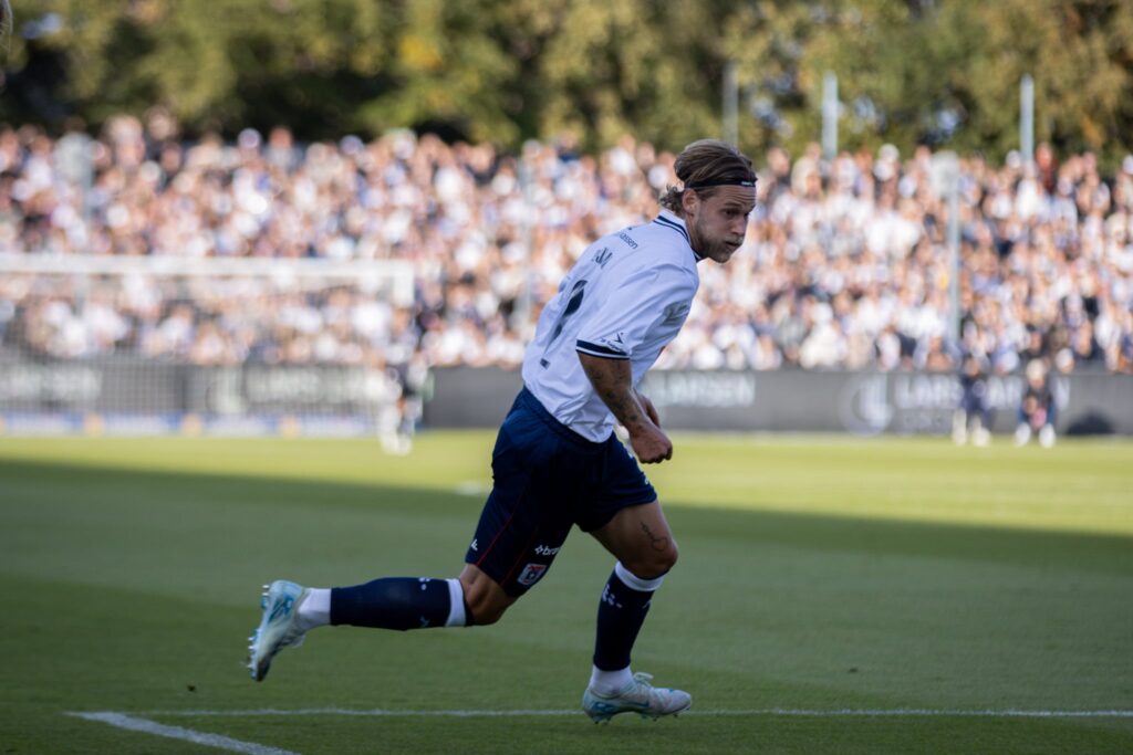 Felix Beijmo jagter bolden på Ceres Park Vejlby i legendetrøjen 2025.