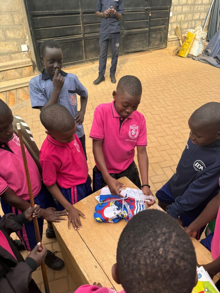 El Cambio-børn åbner gave.