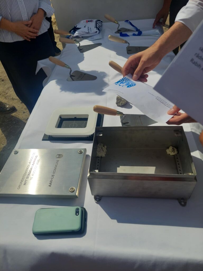 Remedier smides med ned sammen med grundstenen i Kongelunden.