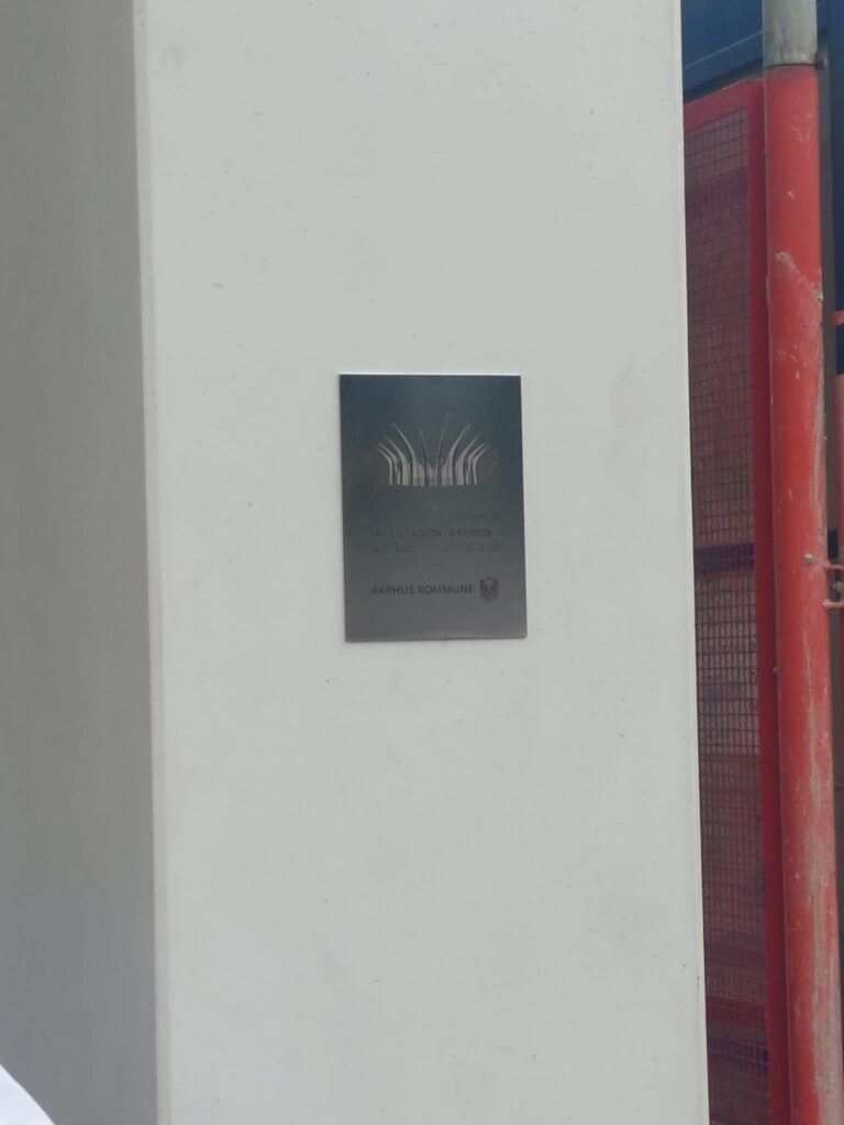 Grundstenen er sat op.