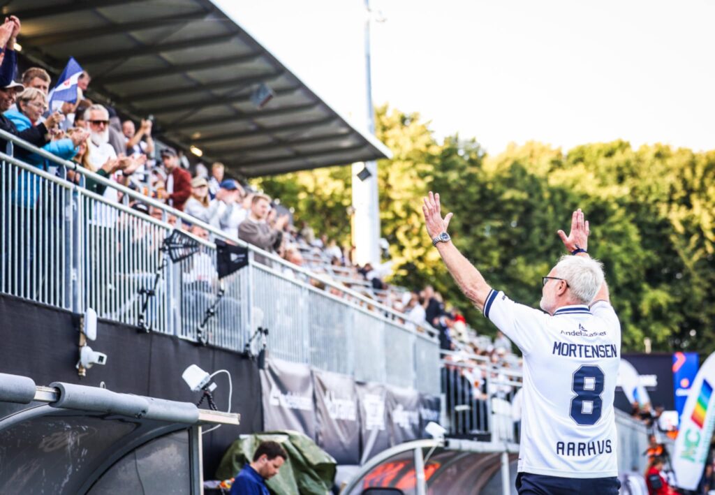 Henrik Mortensen med fans. Årets Legende 2025.