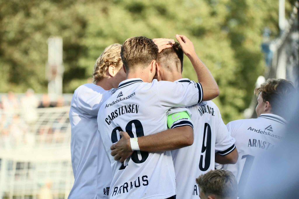 Holdet jubler efter Mortensen-scoring mod Vejle Boldklub.