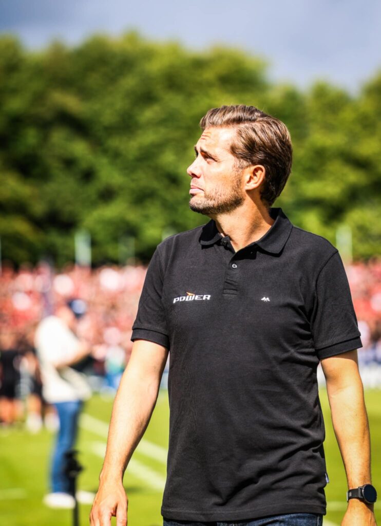 Jakob Poulsen kigger op i luften.