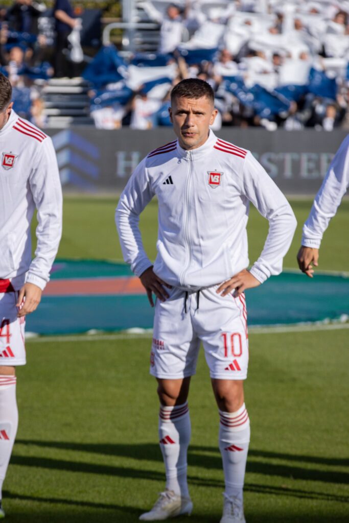 Mikkel Duelund i Vejle-trøje på Ceres Park Vejlby.