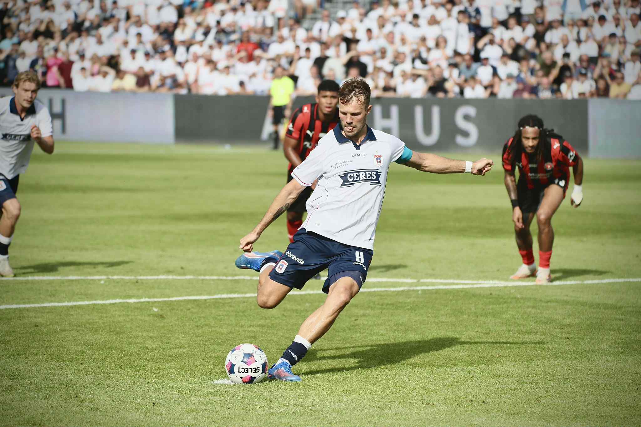 Patrick Mortensen sparker straffespark mod FCM.