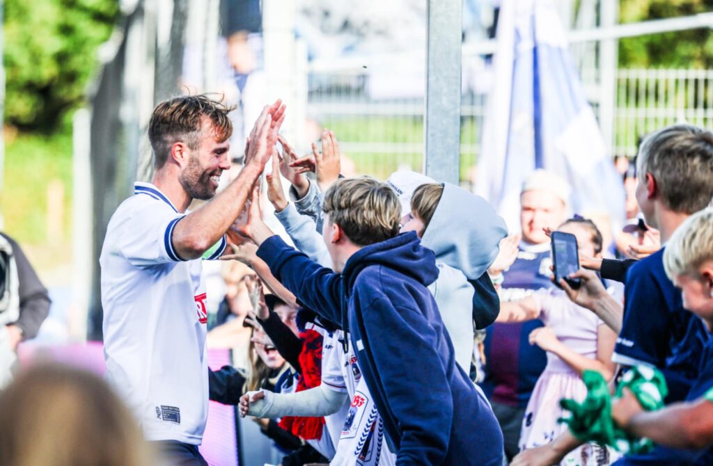 Patrick Mortensen jubler med fans efter scoring på Ceres Park Vejlby mod Vejle Boldklub.