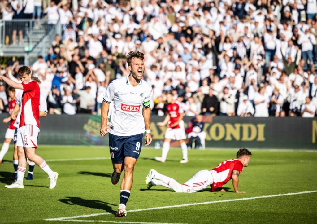 Patrick Mortensen jubler efter scoring mod Vejle Boldklub i legendetrøjen 2025.