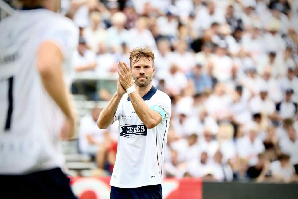 Patrick Mortensen klapper til fansene.