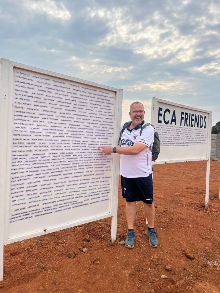 Per Hvid Jensen foran væggen med alle ECA Støtter til El Cambio.