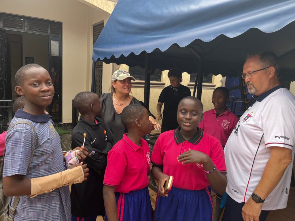 Per Hvid Jensen i selskab med El Cambio-børn.