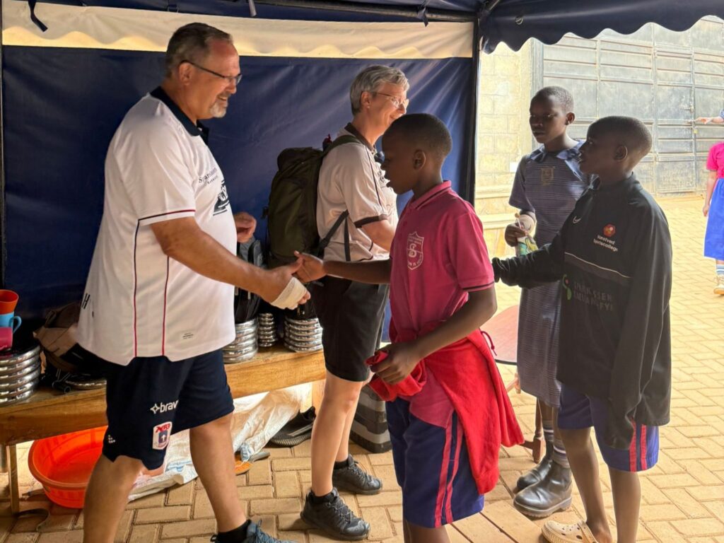 Per Hvid Jensen og Charlotte takker El Cambio-børn.