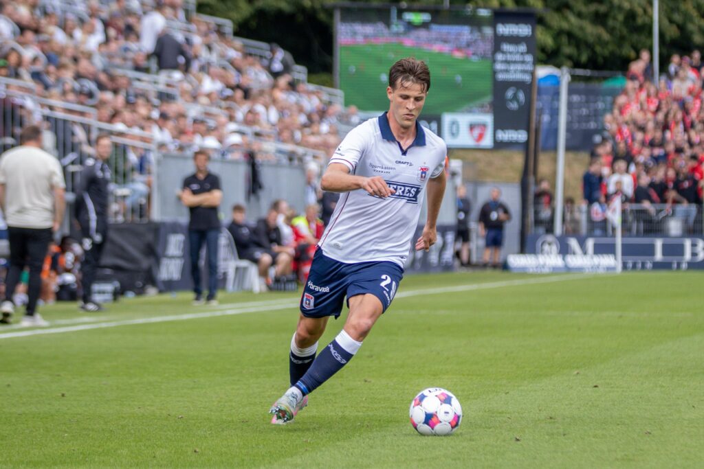 Rasmus Carstensen driver bolden frem i Vejlby.