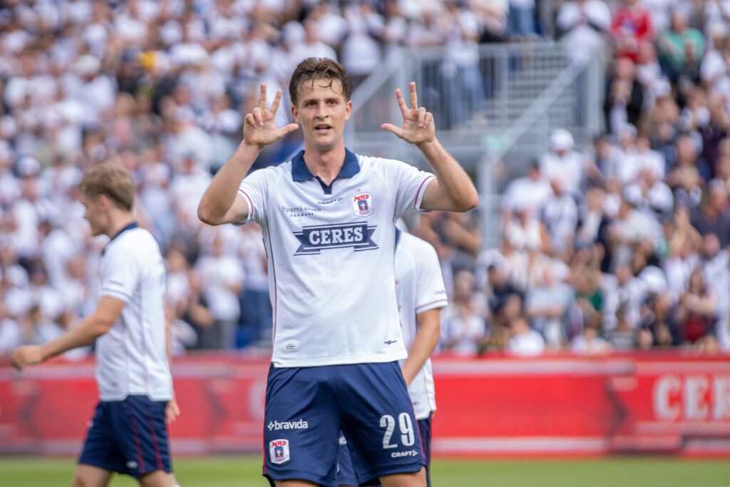 Rasmus Carstensen jubler efter scoring på Ceres Park Vejlby.