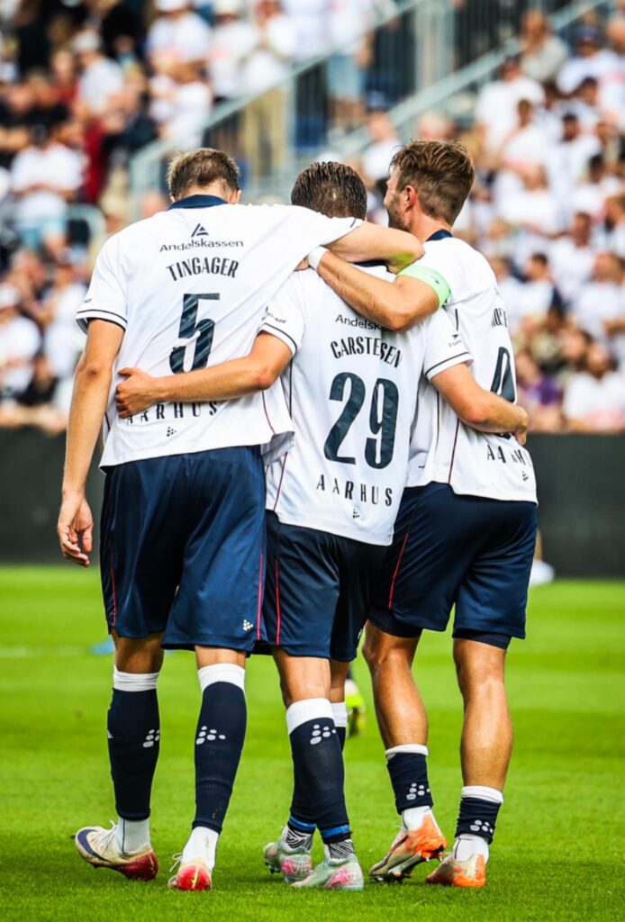 Frederik Tingager, Rasmus Carstensen og Patrick Mortensen jubler efter scoring på Ceres Park Vejlby.