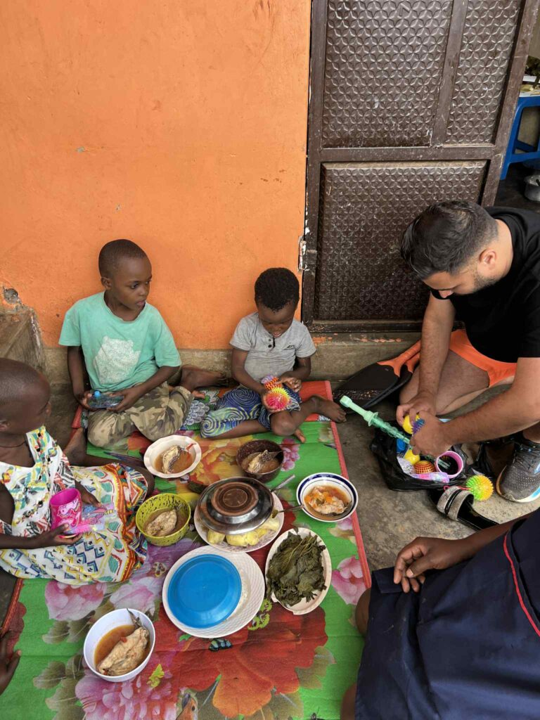 Younes Deaibes deler legetøj ud til El Cambio-børn.