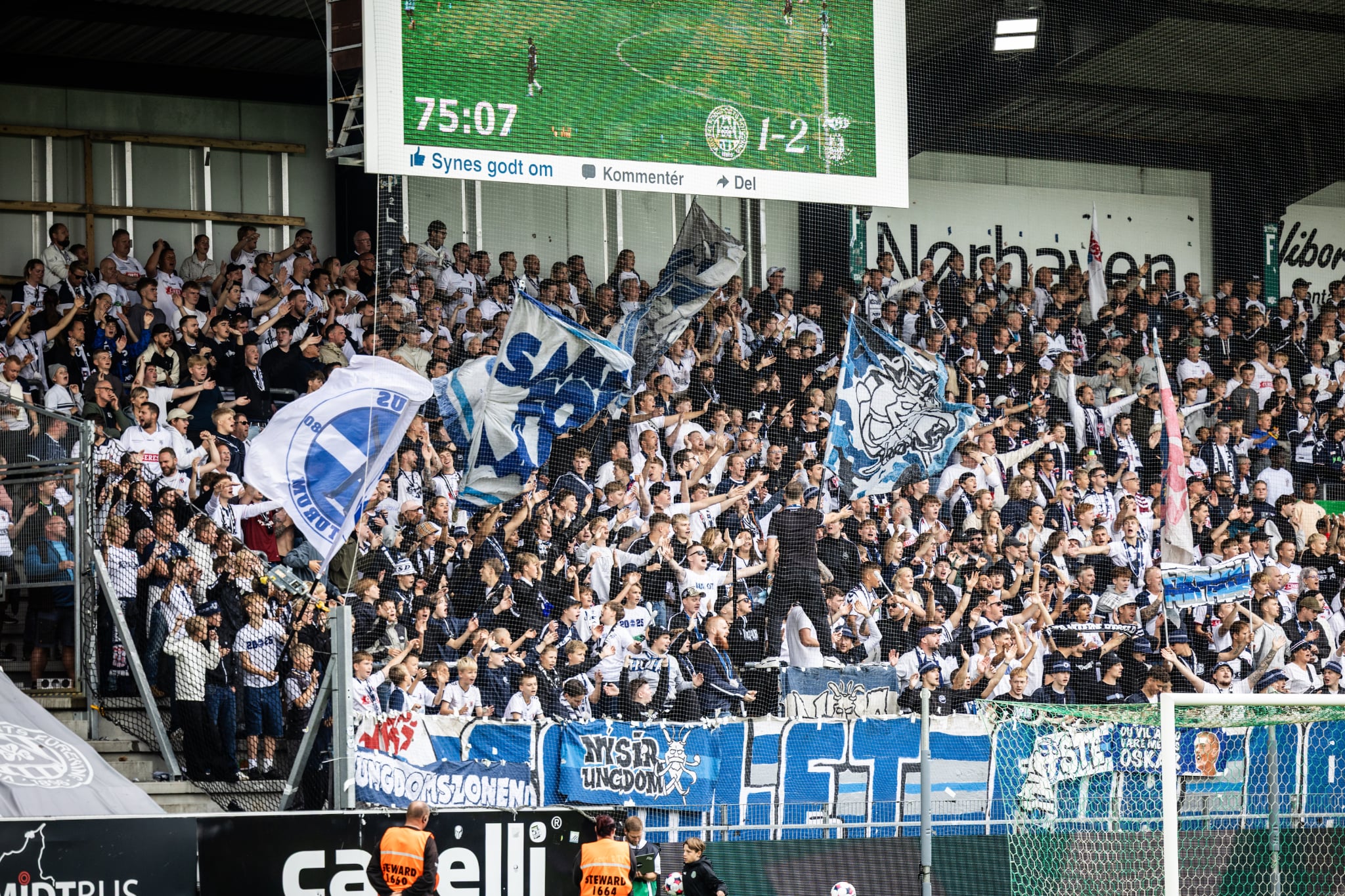 AGF-fans på tribunen på Energi Viborg Arena.